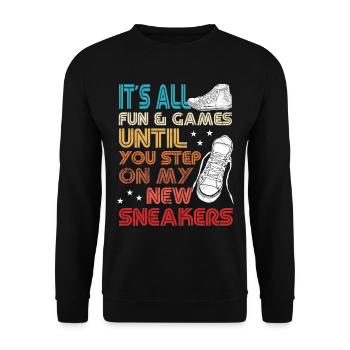 Fan de chaussures « Tu marches sur mes baskets » - Sweat-shirt Unisexe - noir - Devant - Alina (178cm) & Michal (187cm)