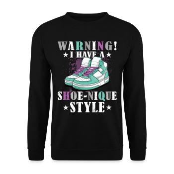 Lustiger Sneaker -Sammler - Turnschuhe - Unisex Pullover - Schwarz - Vorne - Alina (178cm) & Michal (187cm)