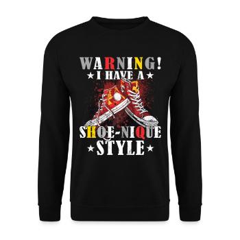 Lustiger Sneaker -Sammler - Turnschuhe - Unisex Pullover - Schwarz - Vorne - Alina (178cm) & Michal (187cm)