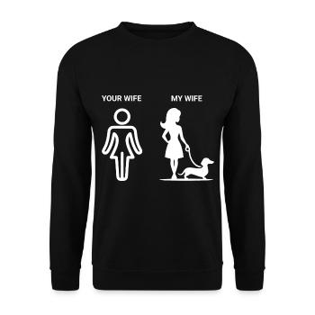 Your Wife My Wife Frau mit Dackel Teckel - Unisex Pullover - Schwarz - Vorne - Alina (178cm) & Michal (187cm)