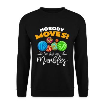 Keiner bewegt sich ich suche meine Murmeln Spruch - Unisex Pullover - Schwarz - Vorne - Alina (178cm) & Michal (187cm)