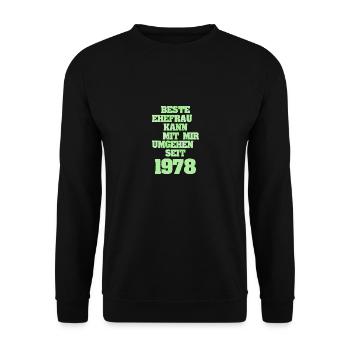Ehefrau 1978 - Unisex Pullover - Schwarz - Vorne - Alina (178cm) & Michal (187cm)