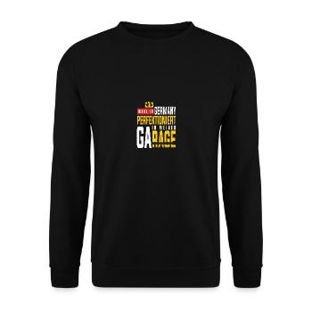 Made in Germany Perfektioniert in meiner Garage - Unisex Pullover - Schwarz - Vorne - Alina (178cm) & Michal (187cm)