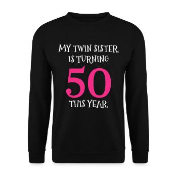 50. Geburtstag Zwillingsschwester - Unisex Pullover - Schwarz - Vorne - Alina (178cm) & Michal (187cm)