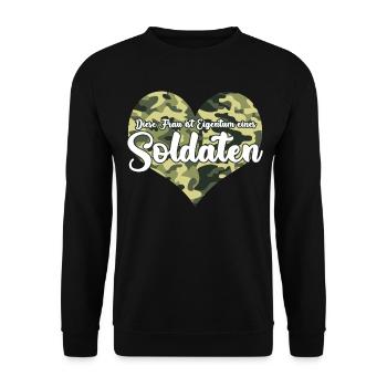 Soldatenfrau Spruch - Unisex Pullover - Schwarz - Vorne - Alina (178cm) & Michal (187cm)