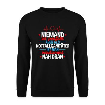 Niemand Perfekt Sanitäter nah dran - Unisex Pullover - Schwarz - Vorne - Alina (178cm) & Michal (187cm)