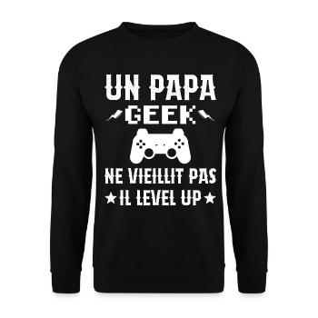 Un Papa Geek Ne Vieillit Pas Il Level Up - Sweat-shirt Unisexe - noir - Devant - Alina (178cm) & Michal (187cm)