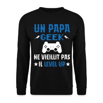 Un Papa Geek Ne Vieillit Pas Il Level Up - Sweat-shirt Unisexe - noir - Devant - Alina (178cm) & Michal (187cm)