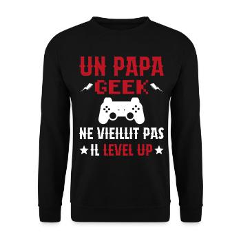 Un Papa Geek Ne Vieillit Pas Il Level Up - Sweat-shirt Unisexe - noir - Devant - Alina (178cm) & Michal (187cm)