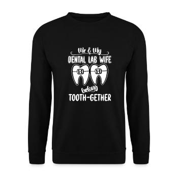 Me & My Dental Lab Wife belong Tooth Gether - Unisex Pullover - Schwarz - Vorne - Alina (178cm) & Michal (187cm)