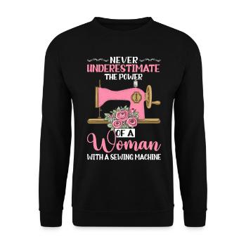 Die Macht einer Frau mit Nähmaschine Näherin - Unisex Pullover - Schwarz - Vorne - Alina (178cm) & Michal (187cm)