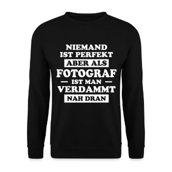 Fotograf Lustiger Spruch Beruf Fotografen Geschenk - Unisex Pullover - Schwarz - Vorne - Alina (178cm) & Michal (187cm)