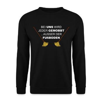 Mobbing, Fußboden wischen, Putzfrau, Wischmob - Unisex Pullover - Schwarz - Vorne - Alina (178cm) & Michal (187cm)