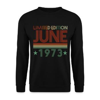 49. Geburtstag Juni Jahrgang 1973 Geschenkidee - Unisex Pullover - Schwarz - Vorne - Alina (178cm) & Michal (187cm)