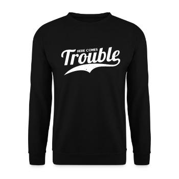 Here Comes Trouble Funny Trouble Maker - Unisex Pullover - Schwarz - Vorne - Alina (178cm) & Michal (187cm)