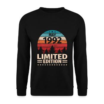 31st Birthday May Vintage 1992 Vintage - Unisex Sweatshirt - black - Front - Alina (178cm) & Michal (187cm)