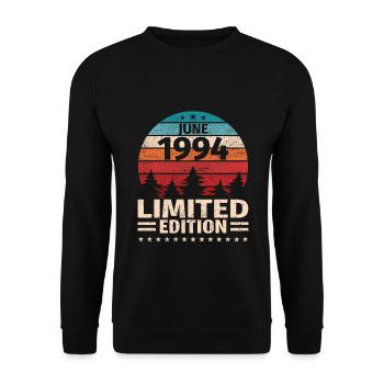 29th Birthday June Vintage 1994 Vintage - Unisex Sweatshirt - black - Front - Alina (178cm) & Michal (187cm)