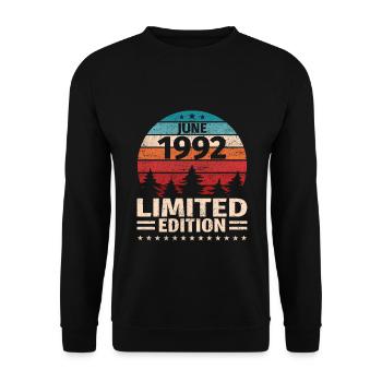 31st Birthday June Vintage 1992 Vintage - Unisex Sweatshirt - black - Front - Alina (178cm) & Michal (187cm)