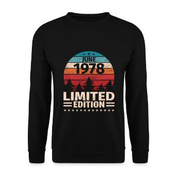 45th Birthday June Vintage 1978 Vintage - Unisex Sweatshirt - black - Front - Alina (178cm) & Michal (187cm)