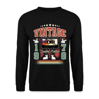 1978 Geburtsjahr Vintage Retro Kassette Geburtstag - Unisex Pullover - Schwarz - Vorne - Alina (178cm) & Michal (187cm)