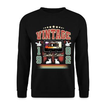 1982 Geburtsjahr Vintage Kassette - Unisex Pullover - Schwarz - Vorne - Alina (178cm) & Michal (187cm)
