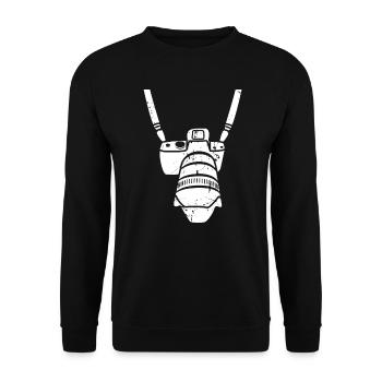 Kamera um den Hals - Unisex Pullover - Schwarz - Vorne - Alina (178cm) & Michal (187cm)