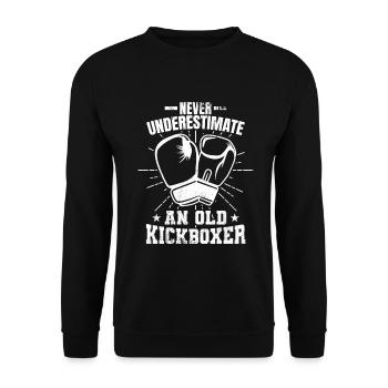 Unterschätze nie einen alten Kickboxer - Unisex Pullover - Schwarz - Vorne - Alina (178cm) & Michal (187cm)