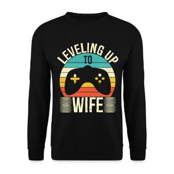 Ehefrau Gamer steigt zur Ehefrau auf - Unisex Pullover - Schwarz - Vorne - Alina (178cm) & Michal (187cm)