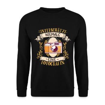 Fotografin Design lustiges Vintage Geschenk - Unisex Pullover - Schwarz - Vorne - Alina (178cm) & Michal (187cm)