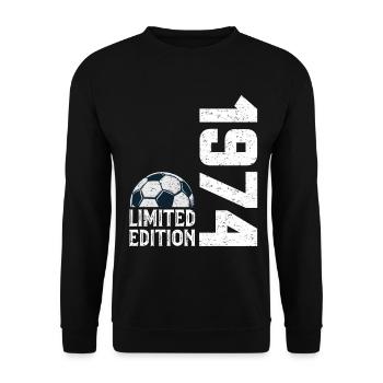 Fußball in limitierter Auflage zum 50-jährigen - Unisex Pullover - Schwarz - Vorne - Alina (178cm) & Michal (187cm)