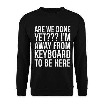 er vi færdige, men jeg er væk fra tastaturet for at være her - Unisex sweater - sort - Foran - Alina (178cm) & Michal (187cm)