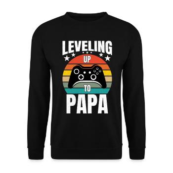  Leveling Up To papa  - Unisex Pullover - Schwarz - Vorne - Alina (178cm) & Michal (187cm)