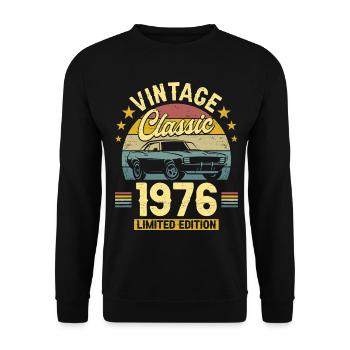 1976 Auto 50. Geburtstag Mann - Unisex Pullover - Schwarz - Vorne - Alina (178cm) & Michal (187cm)