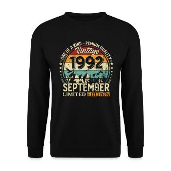 33ème Anniversaire Millésime Septembre Millésime 1992 - Sweat-shirt Unisexe - noir - Devant - Alina (178cm) & Michal (187cm)
