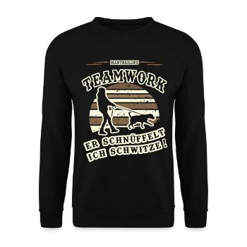 Mantrailing Teamwork Er schnüffelt Ich Schwitze - Unisex Pullover - Schwarz - Vorne - Alina (178cm) & Michal (187cm)