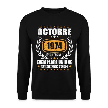 Jahrgang Oktober 1974, Oktober 1974 Retro Geschenk - Unisex Pullover - Schwarz - Vorne - Alina (178cm) & Michal (187cm)