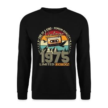 50. Geburtstag Kassette Oktober Jahrgang 1975 - Unisex Pullover - Schwarz - Vorne - Alina (178cm) & Michal (187cm)