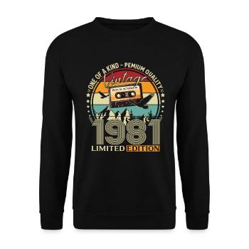 44. Geburtstag Kassette Oktober Jahrgang 1981 - Unisex Pullover - Schwarz - Vorne - Alina (178cm) & Michal (187cm)