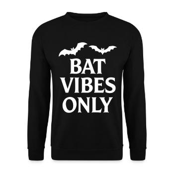Fledermaus-Vibes für Grusel-Fans - Unisex Pullover - Schwarz - Vorne - Alina (178cm) & Michal (187cm)