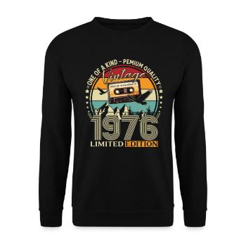 50. Geburtstag Kassette November Jahrgang 1976 - Unisex Pullover - Schwarz - Vorne - Alina (178cm) & Michal (187cm)