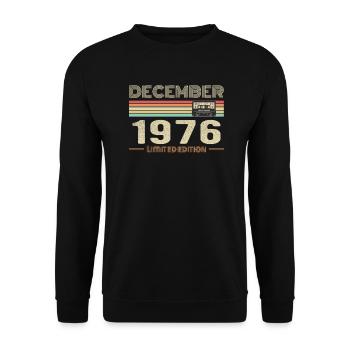 Dezember 1976 Geburtstag Dezember 1976 Dezember - Unisex Pullover - Schwarz - Vorne - Alina (178cm) & Michal (187cm)