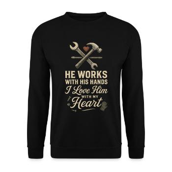 Er Arbeitet Mit Seinen Händen Ich Liebe Ihn Mit - Unisex Pullover - Schwarz - Vorne - Alina (178cm) & Michal (187cm)