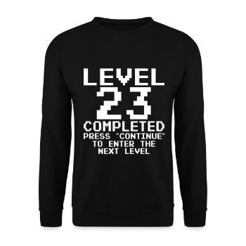 Level 23 Abgeschlossen Pixelabzeichen - Unisex Pullover - Schwarz - Vorne - Alina (178cm) & Michal (187cm)