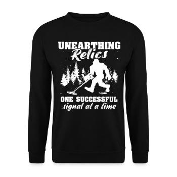 Dirt Fishing Sasquatches - Unisex Pullover - Schwarz - Vorne - Alina (178cm) & Michal (187cm)