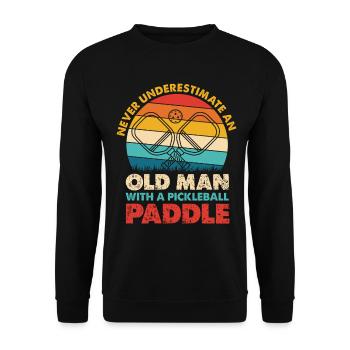 Alter Mann mit Pickleball Paddel - Unisex Pullover - Schwarz - Vorne - Alina (178cm) & Michal (187cm)