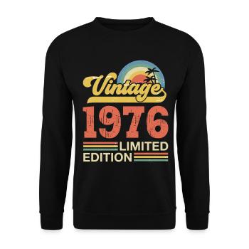 Vintage Jubiläumsgeschenk von 1976 - Unisex Pullover - Schwarz - Vorne - Alina (178cm) & Michal (187cm)