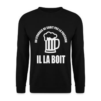 Ein Lyonnais fühlt keinen Druck, er trinkt es - Unisex Pullover - Schwarz - Vorne - Alina (178cm) & Michal (187cm)