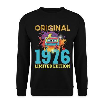 50-jähriges Jubiläum 1976 Retro-Vintage-Kassette - Unisex Pullover - Schwarz - Vorne - Alina (178cm) & Michal (187cm)
