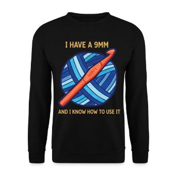 Crochet Lover Knitting Ich habe eine 9mm und ich kenne es - Unisex Pullover - Schwarz - Vorne - Alina (178cm) & Michal (187cm)