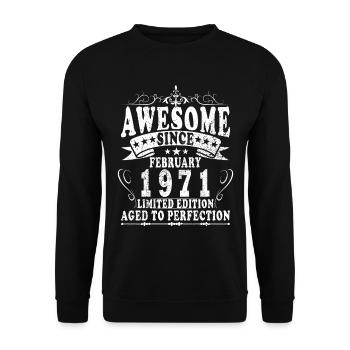 Born in February 1971 vintage 1971 Birthday - Unisex Sweatshirt - black - Front - Alina (178cm) & Michal (187cm)